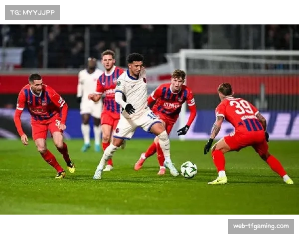 埃弗顿五后卫体系防守密度不足 边路空当被反复利用 埃弗顿五后卫体系防守密度不足 边路空当被反复利用